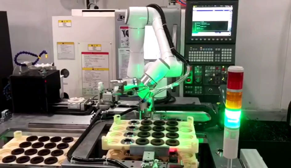 协作机器人用于手机壳体镭雕工位