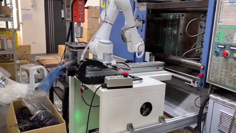 协作机器人用于注塑机材料取放和冲断